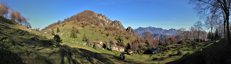 Il sent. 505 esce in una verde conca prativa con vista sul Monte Zucco